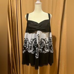 Swimsuit tankini top with removable pads, adjustable straps. Black, white. 2X